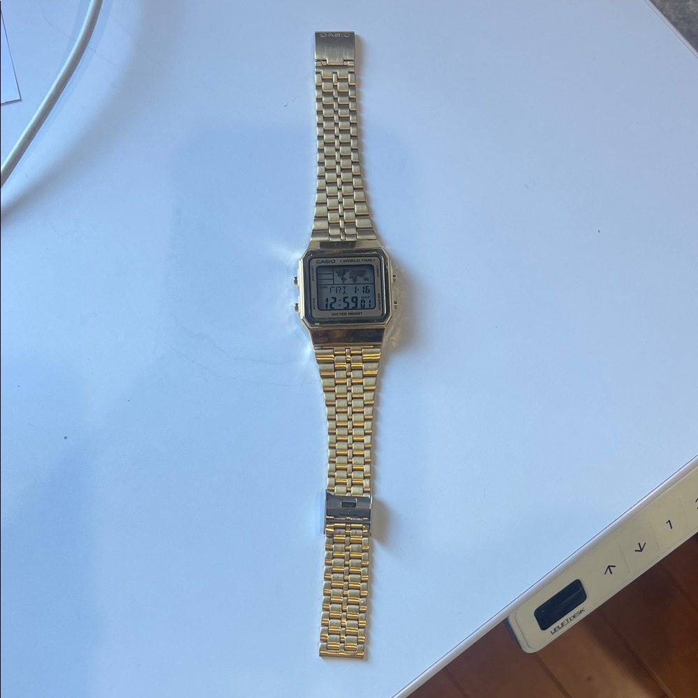 Casio A500WGA-9D Men's Vintage gold-tone stainless steel digital watch - Picture 3 of 12